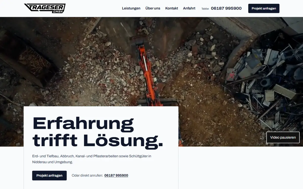 Startseite der Trageser GmbH am Desktop: Luftaufnahme eines Baggers beim Abbruch, darunter die Überschrift „Erfahrung trifft Lösung.“
