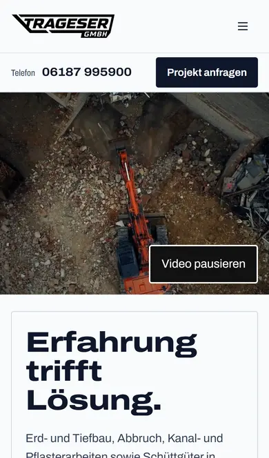 Dieselbe Seite auf dem Handy, mit Telefonnummer und Anfrage-Knopf unter dem Logo